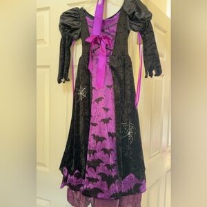 Halloween’s witch dress for girls age 6-7, in good
Conditions with a belt
